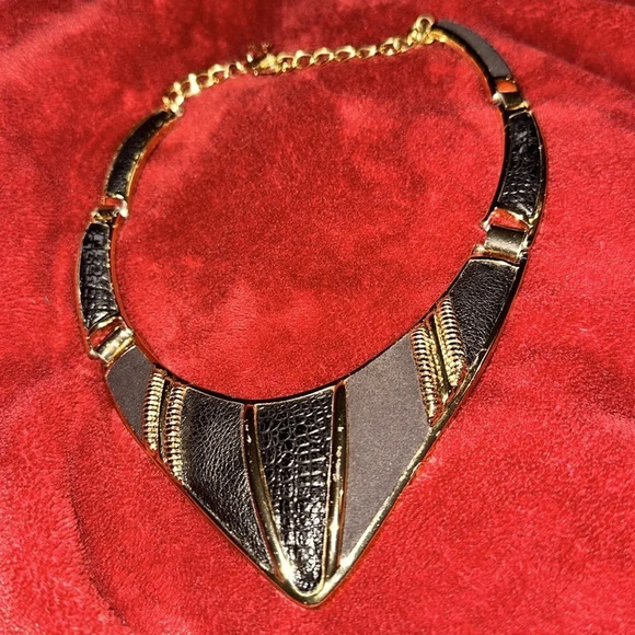 BCBG MaxAzria Vintage Glam Retro Curved Enamel Black  Gold Statement Necklace - Picture 3 of 14